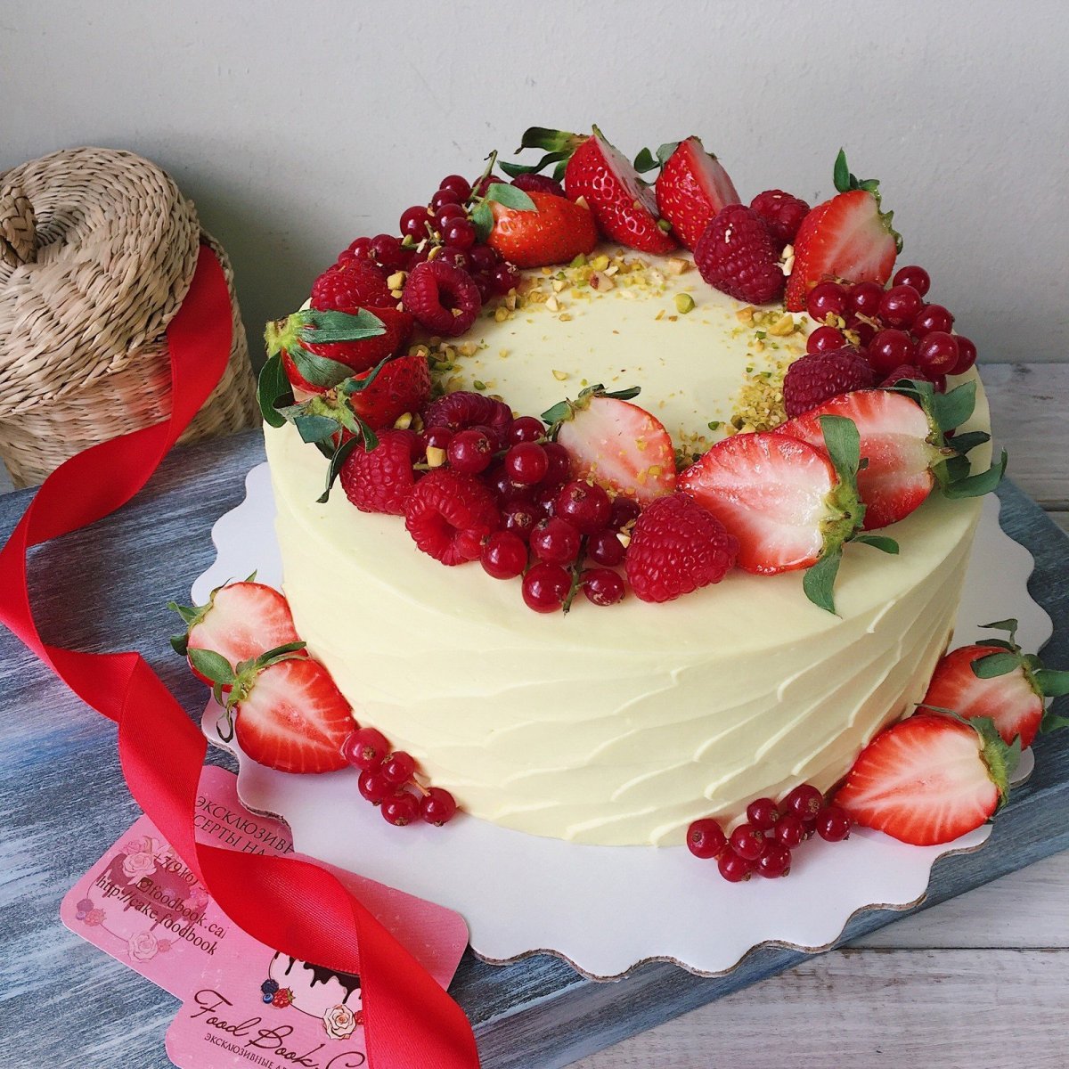 Торт с клубникой и шоколадом