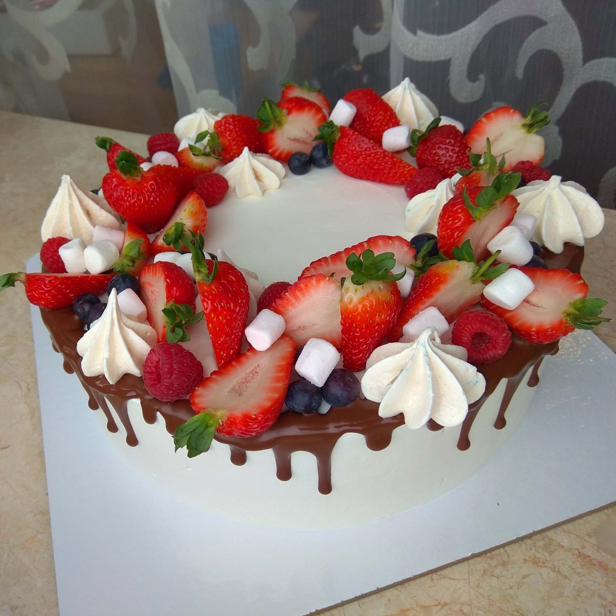 Торт котик с клубникой