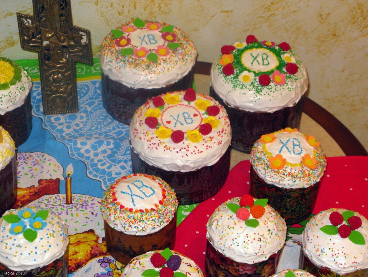 Куличи с живыми цветами