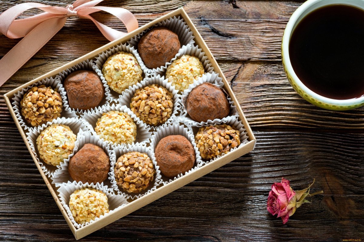 Чашечка чая с конфетами