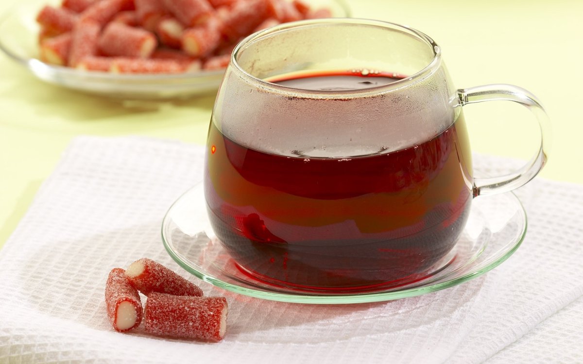 Чай с печеньем и конфетами