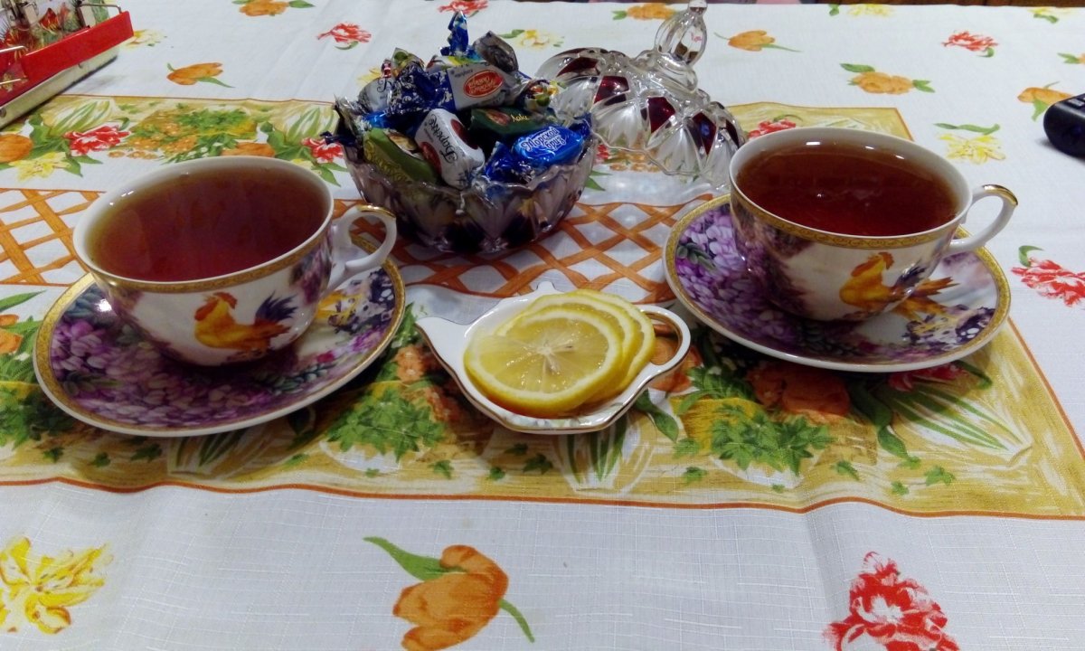 Шоколадные конфеты и чай
