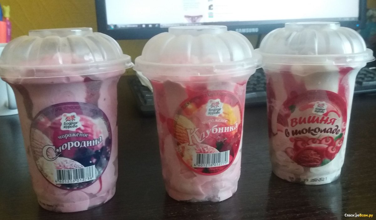 Мороженое клубничное в вафлях