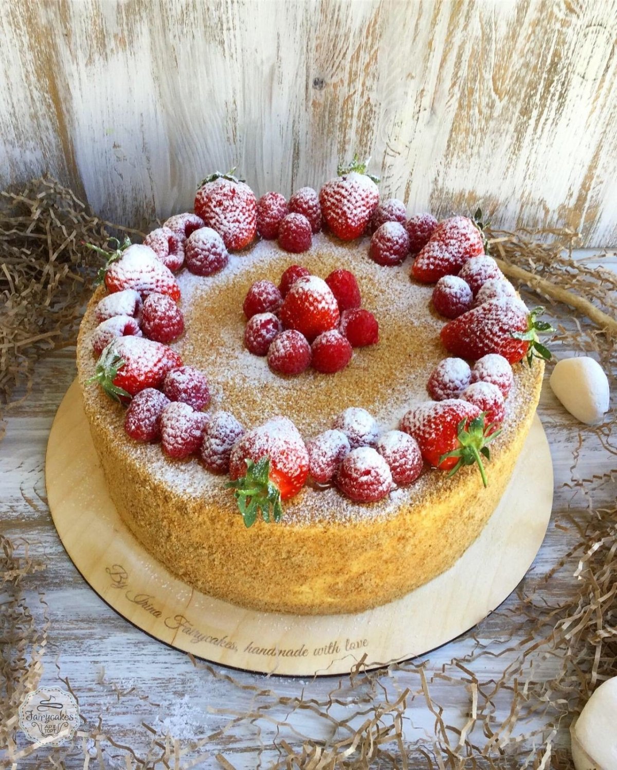 Медовик с клубникой