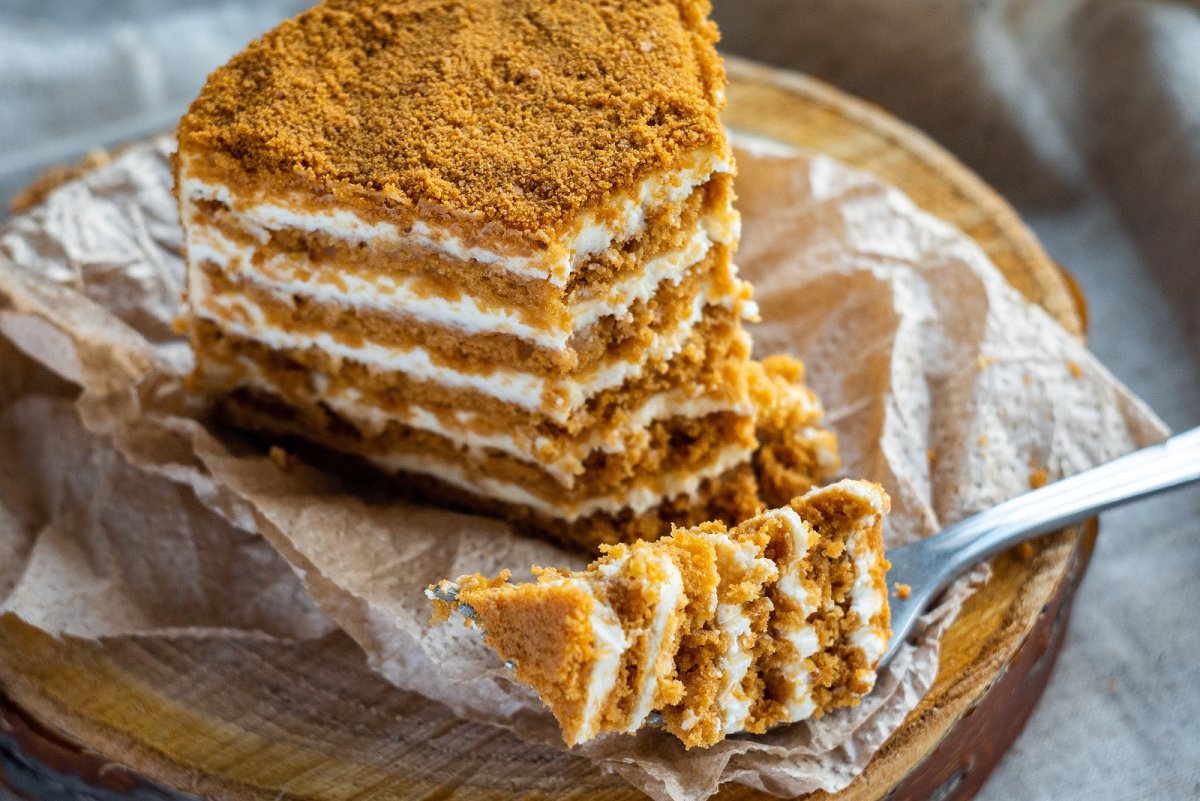 Торт медовик с черносливом и грецкими орехами