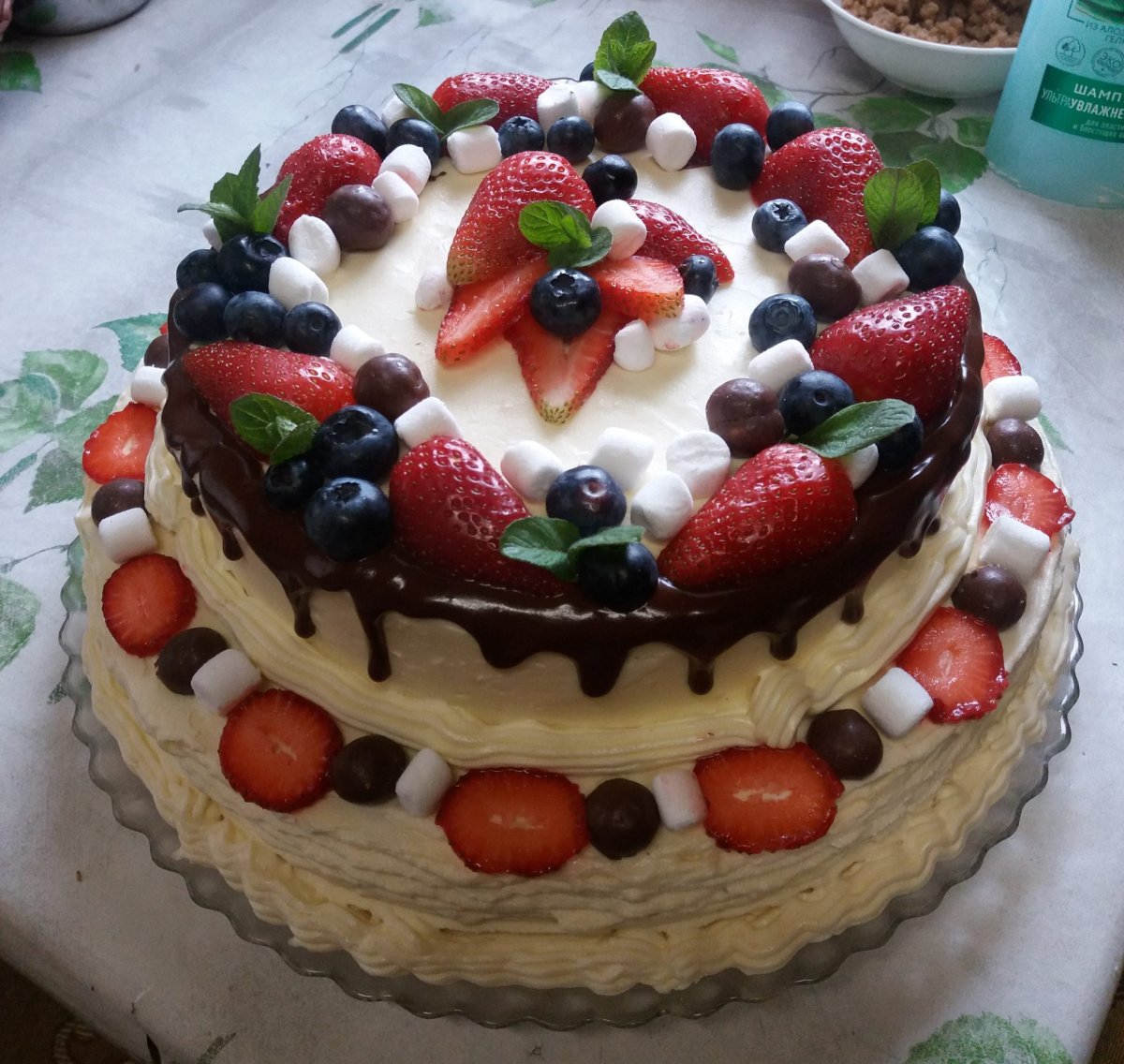 Торт молочная девочка с клубникой