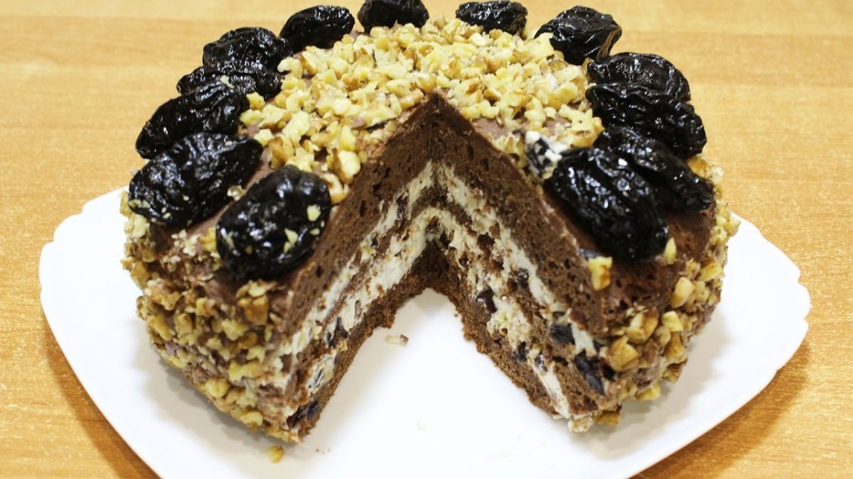 Шоколадный торт с черносливом и грецкими орехами