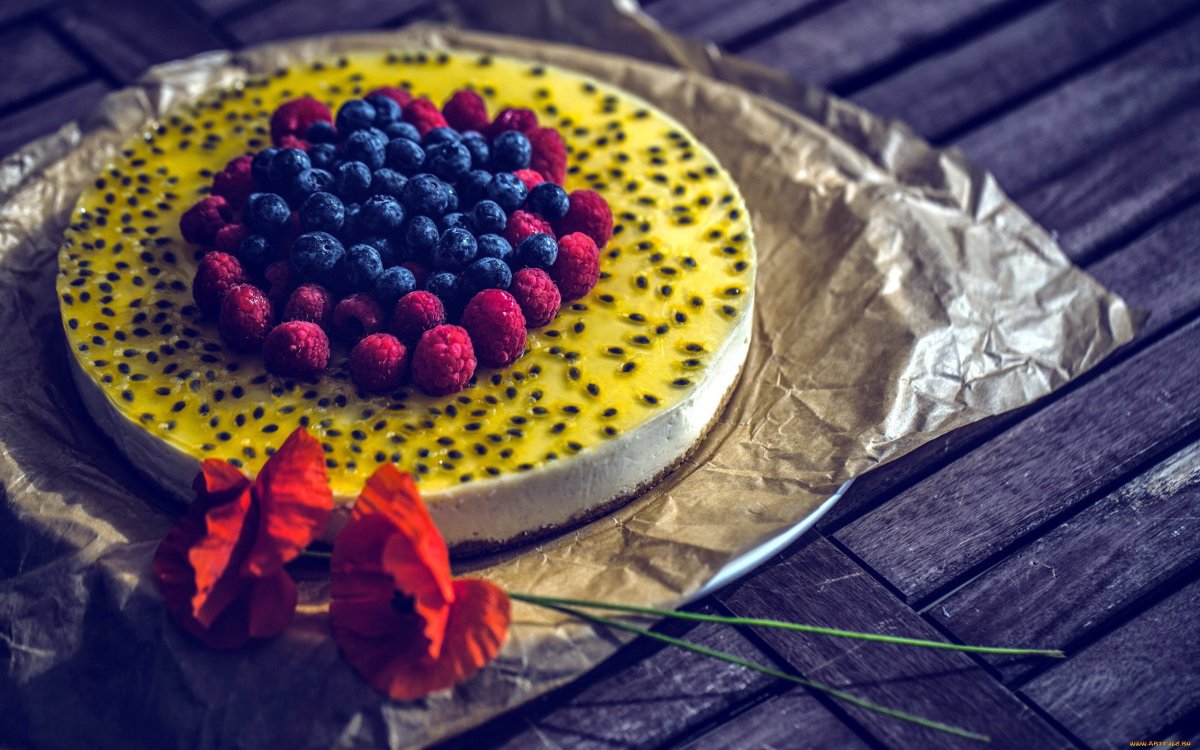 Шоколадный торт декор клубника и конфетки