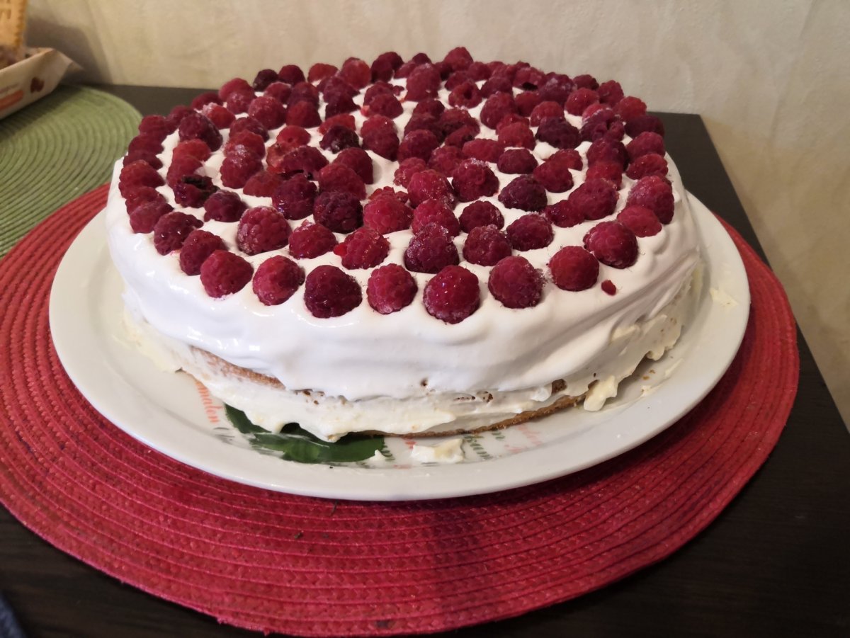 Торт с клубникой