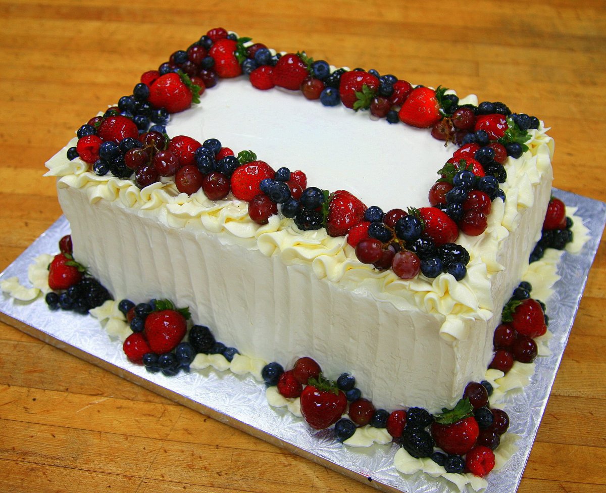 Украшение квадратного торта ягодами
