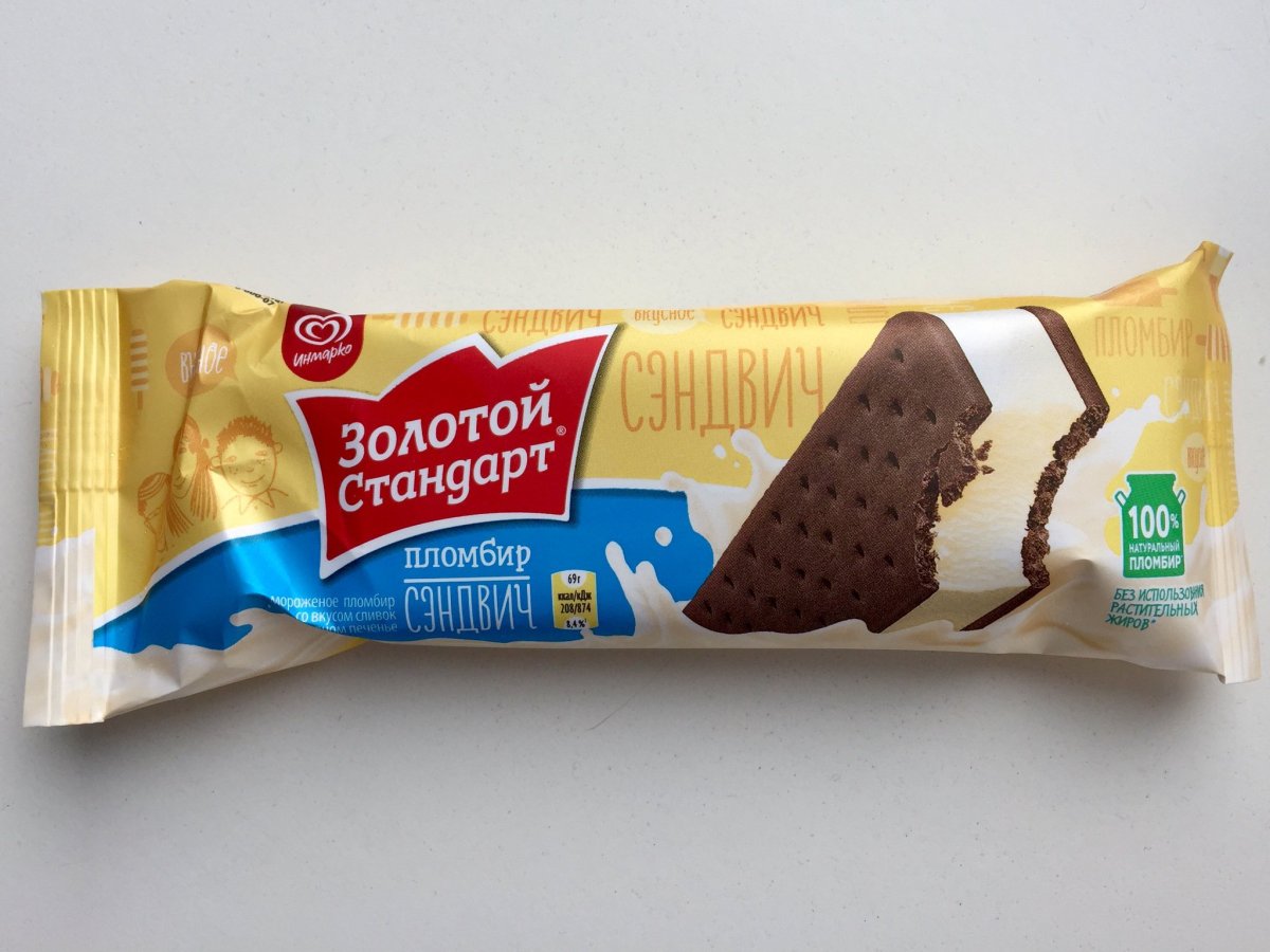 Мороженое в руке у девушки