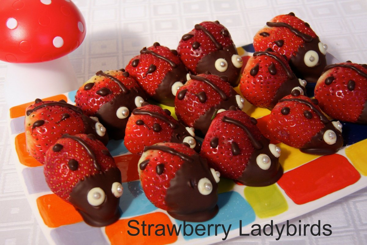 Божья коровка из фруктов