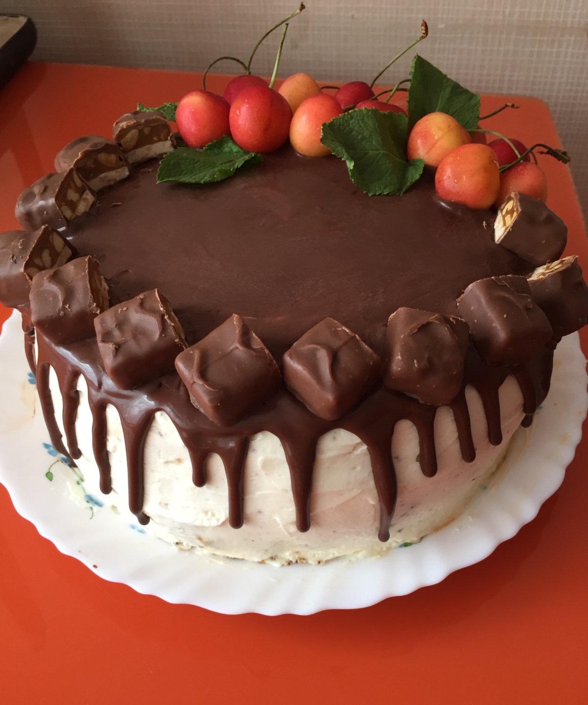 Торт с шоколадными подтеками
