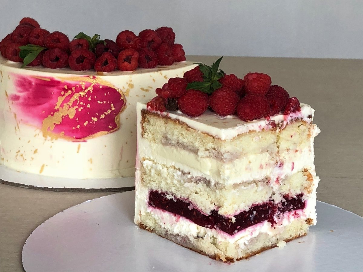 Торт с малиной и кремом чиз