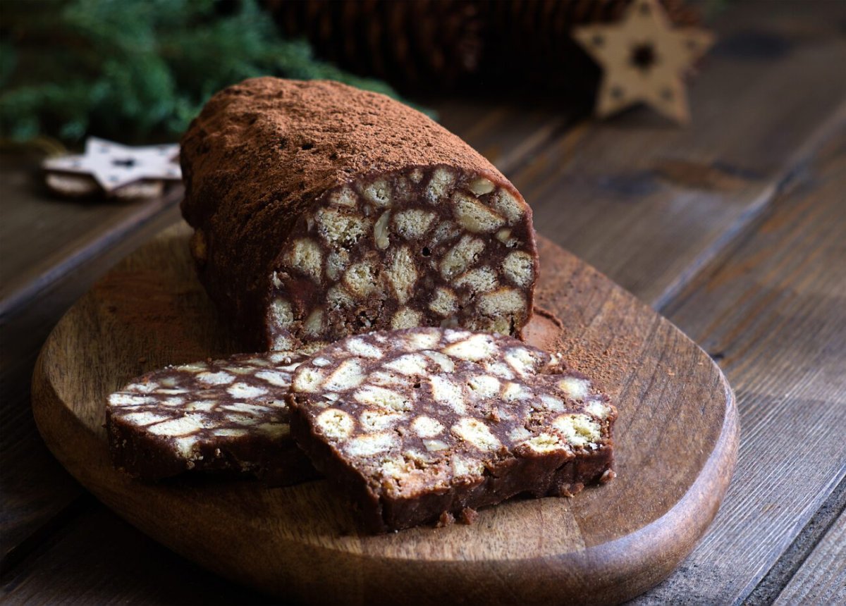 Шоколадная колбаса из печенья и какао