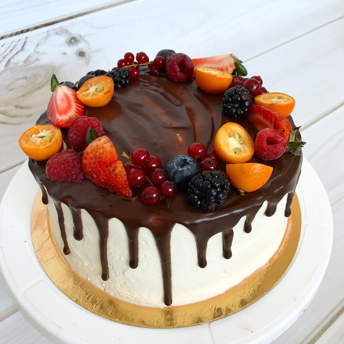 Торт с фруктами сверху декор