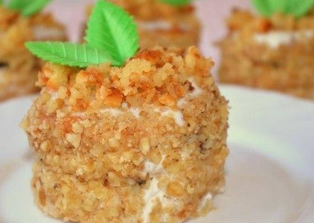 Торт с пчелками из персиков