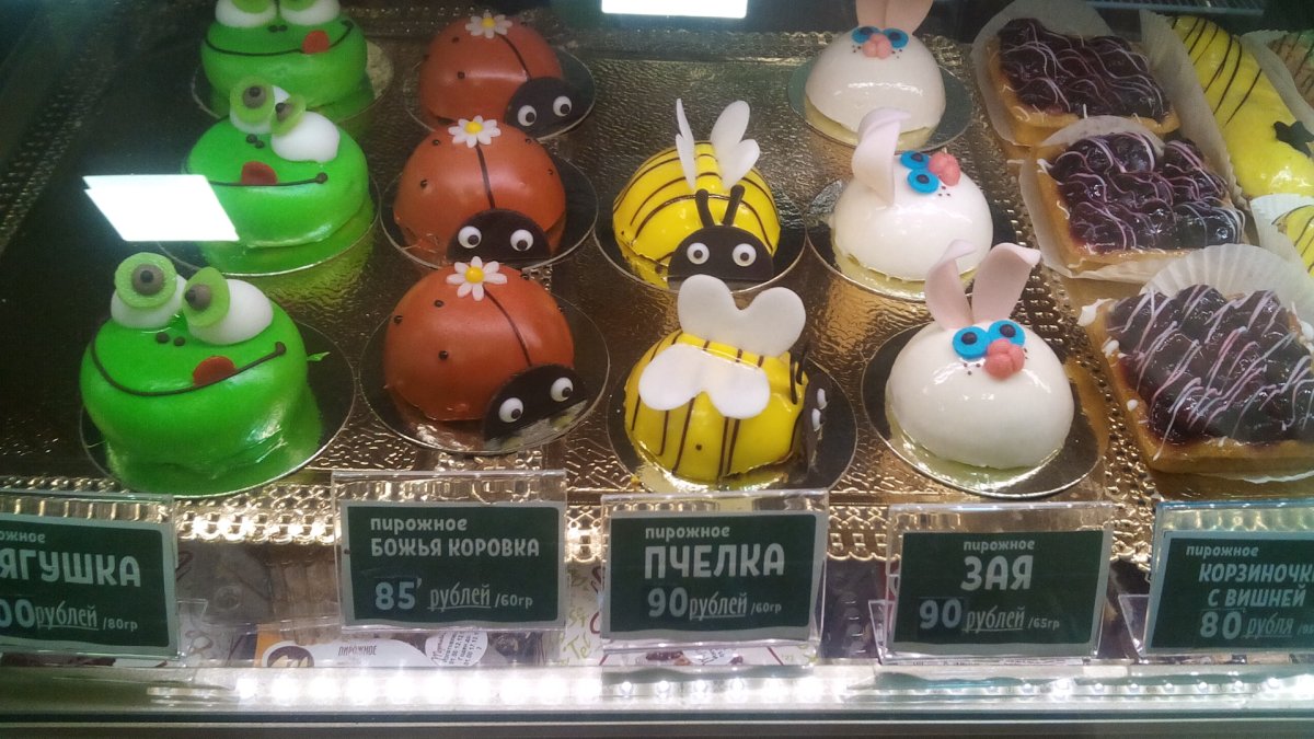 Пирожные капкейки с пчелкой