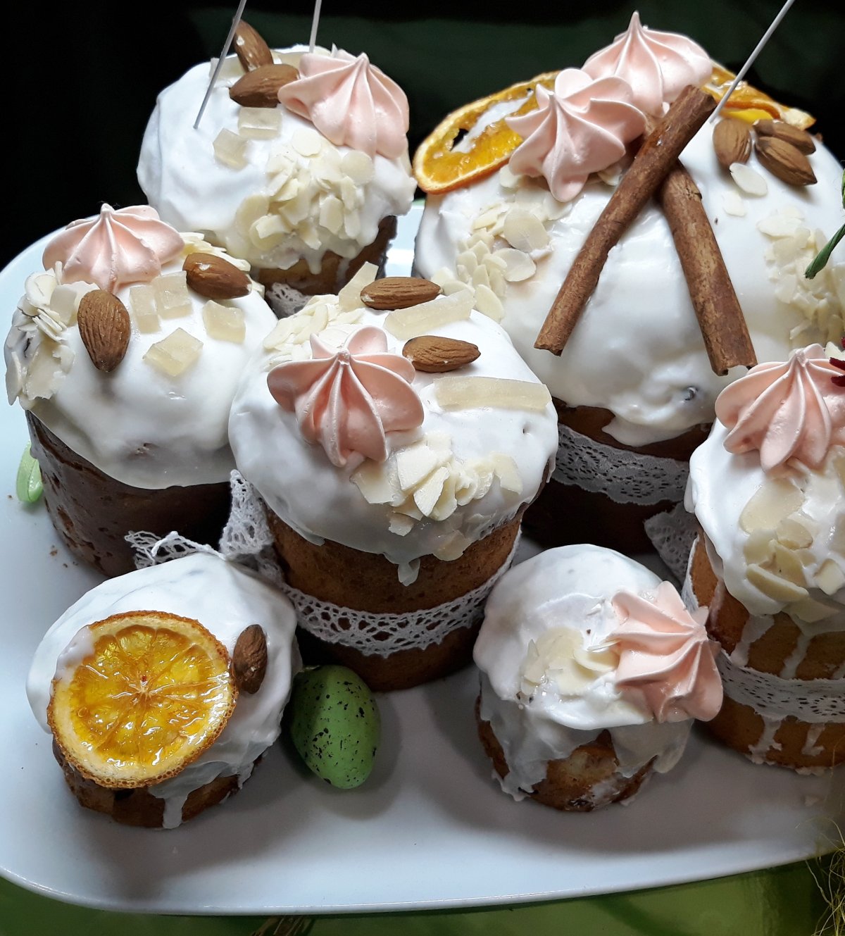 Кулич с шоколадной глазурью