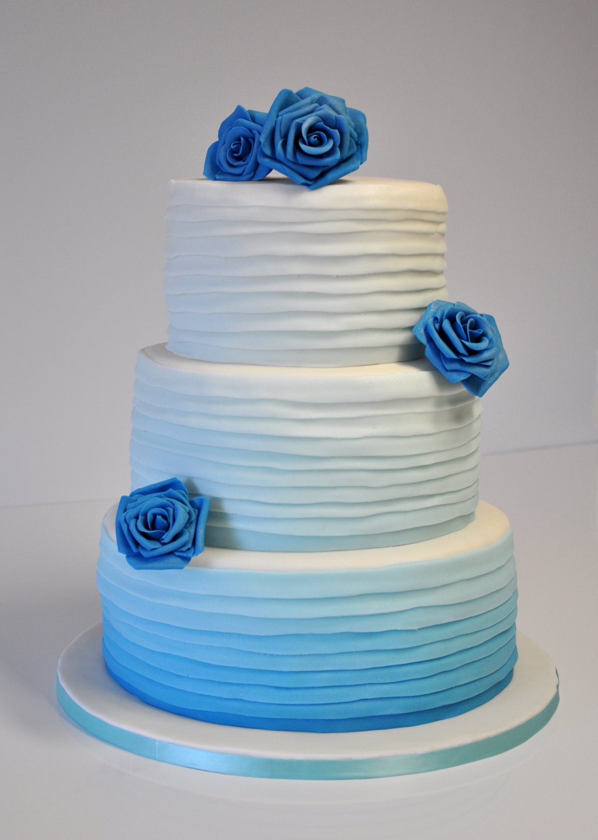 Кремово синий. Свадебный торт в голубых тонах. Свадебный торт голубого цвета. Торт в голубых тонах. Торт бело голубой.