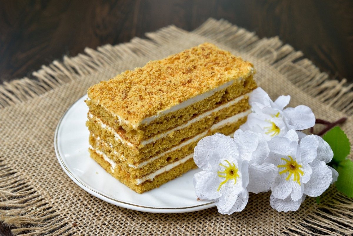 Пирожное из медовых коржей