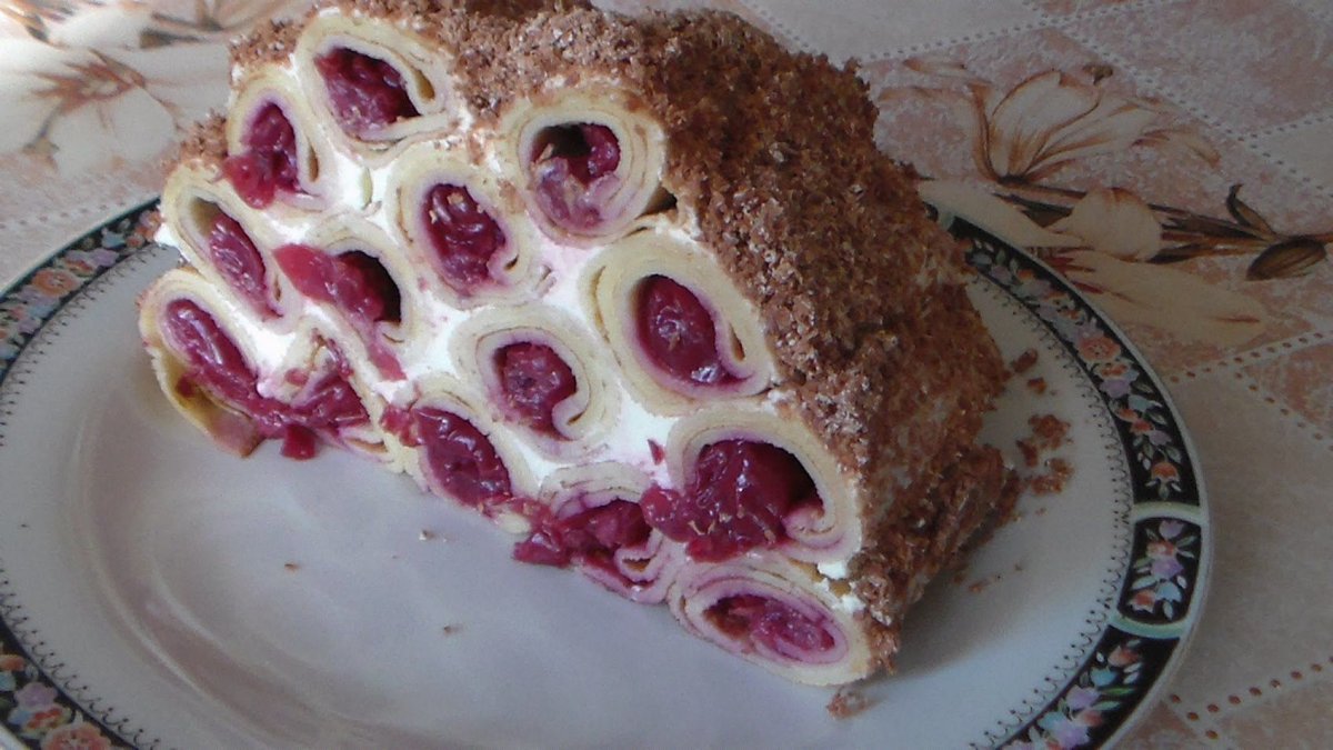 Монастырская изба с вишней