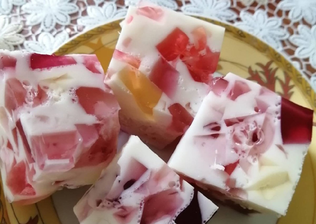 Десерт битое стекло сметана с желатином и кусочками желе