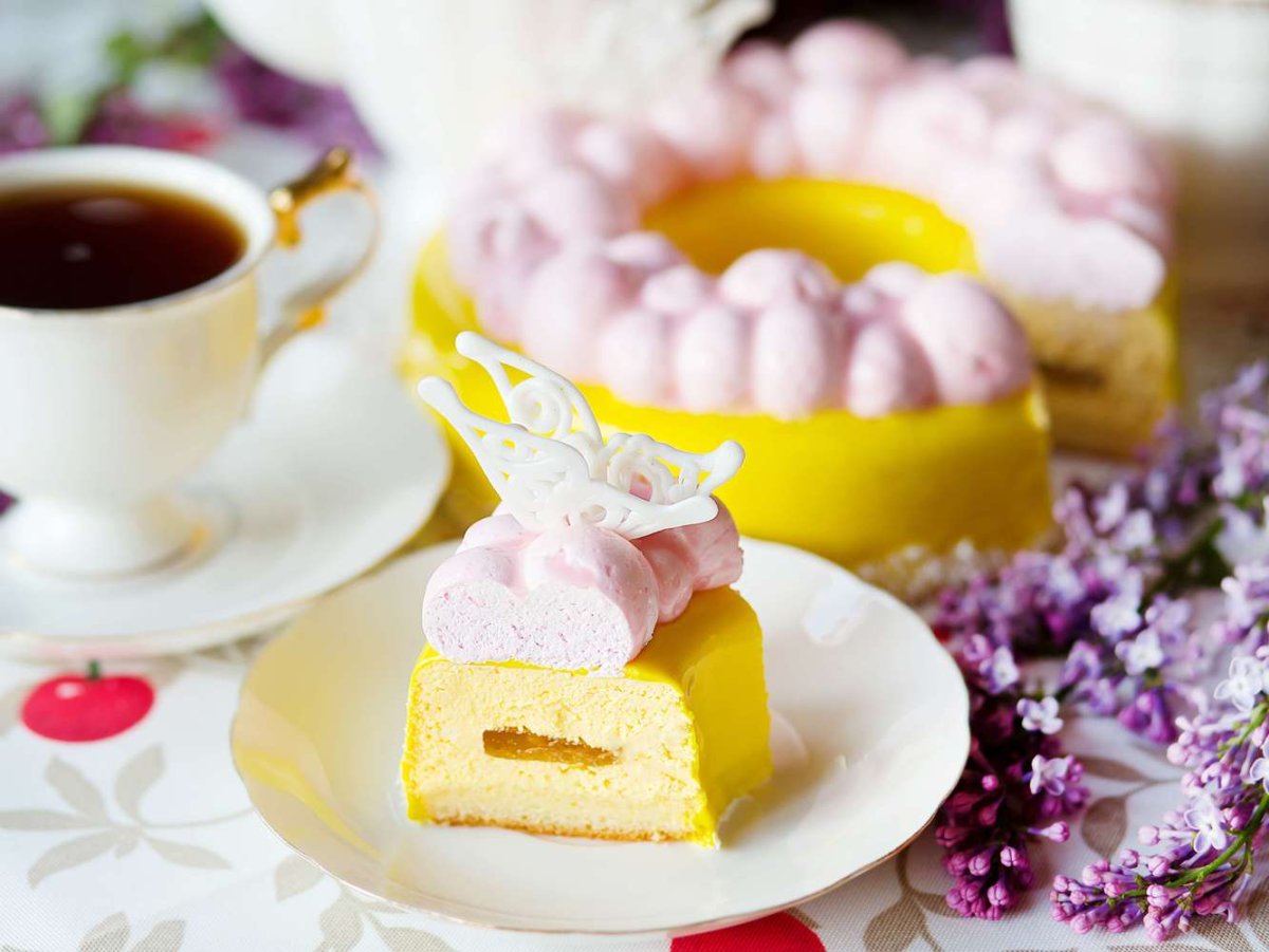 Торт с клубничным муссом и кремом из маскарпоне