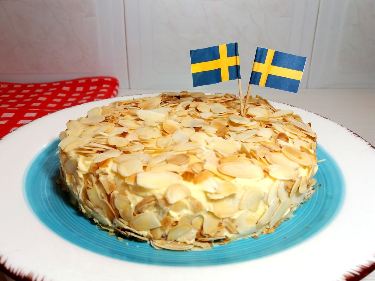 Миндальный торт с заварным кремом