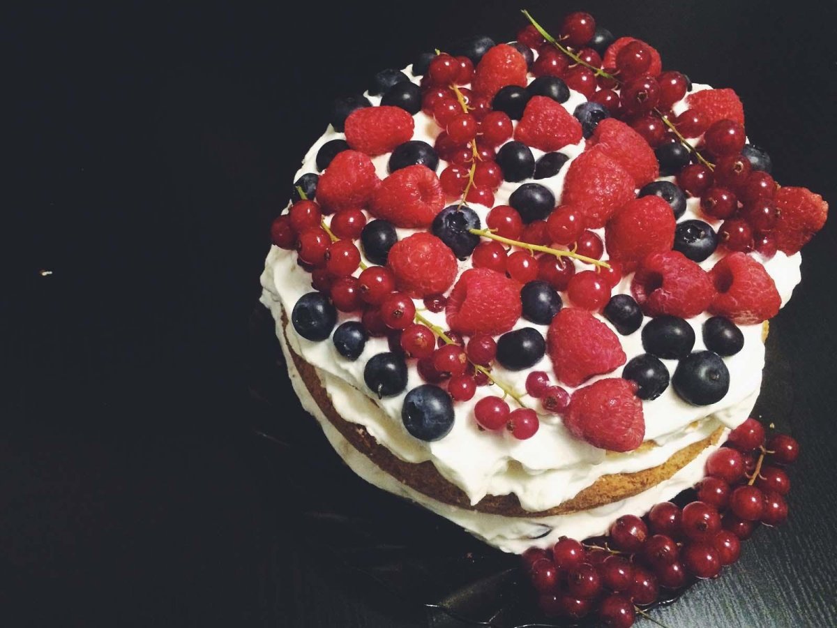 Украшение торта клубникой и персиками