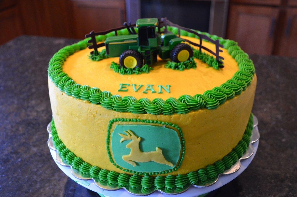 Торт с комбайном John Deere