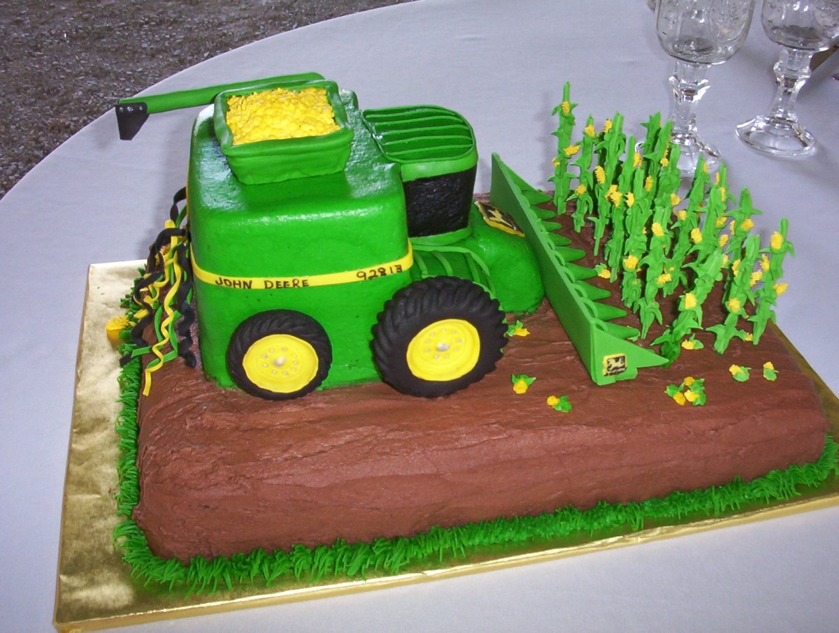 Торт с комбайном John Deere