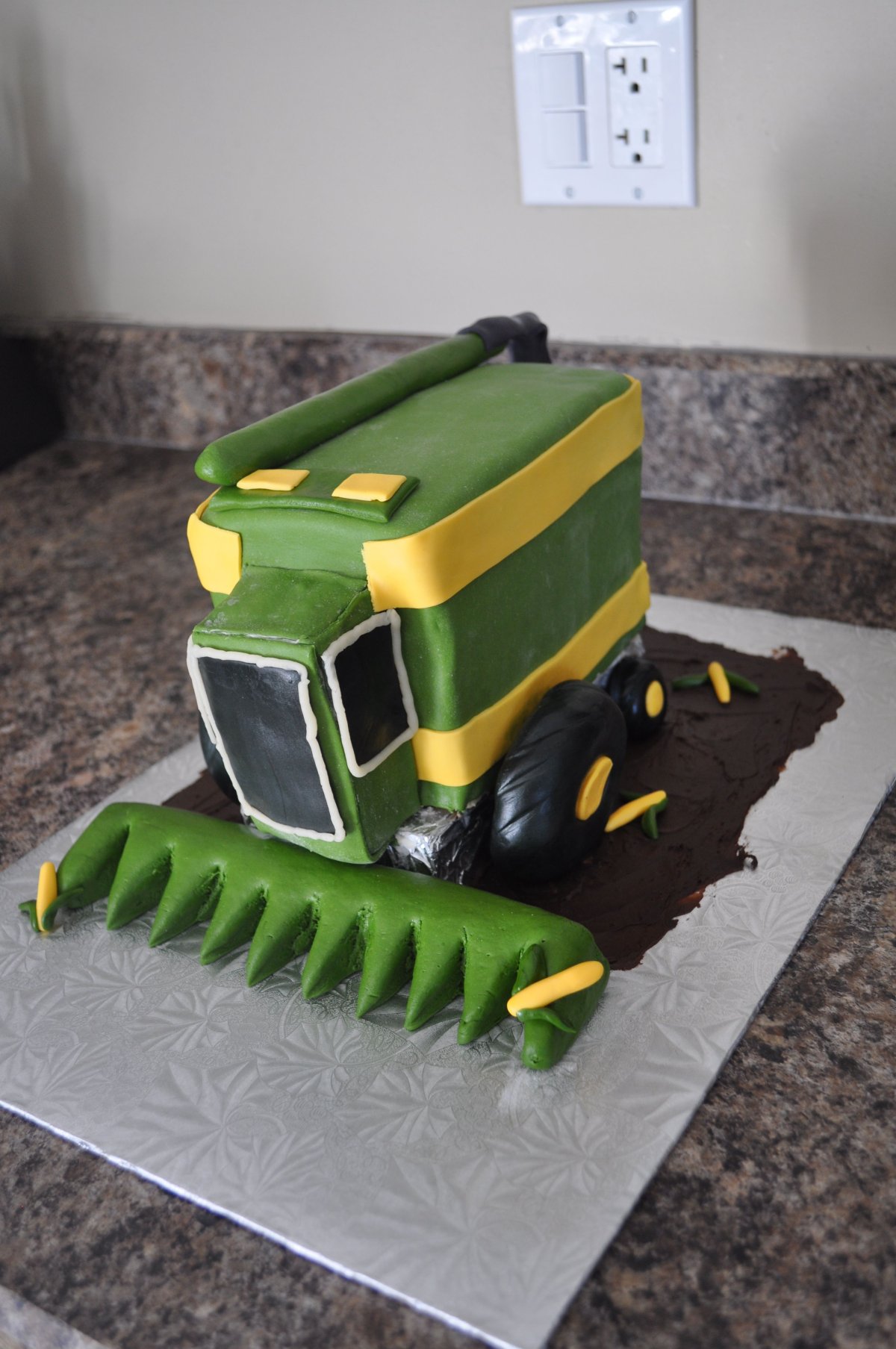 Торт с комбайном John Deere