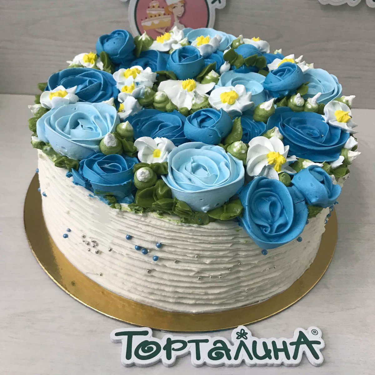 Торт голубой с розочками