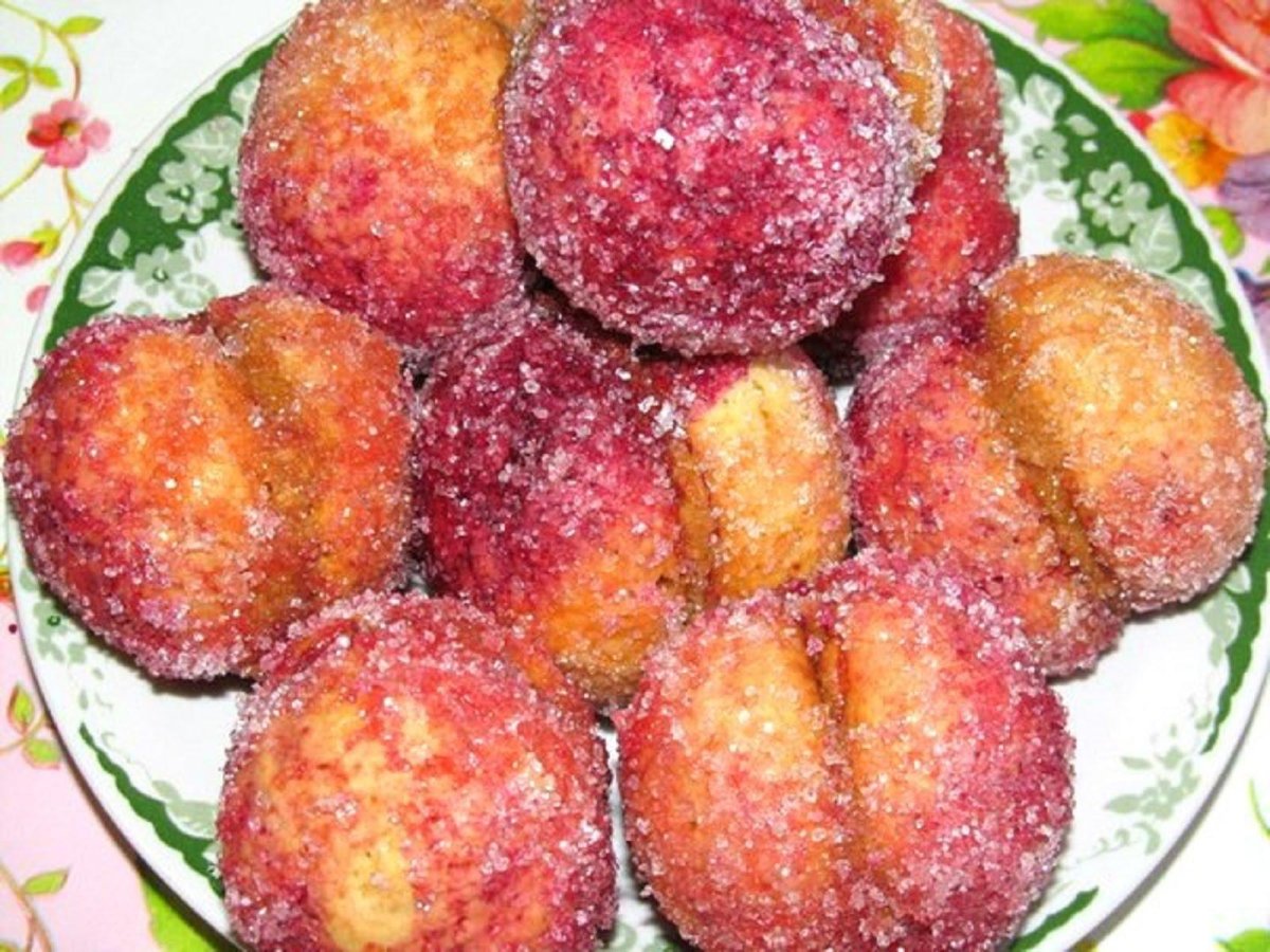 Пирожное сладкие персики