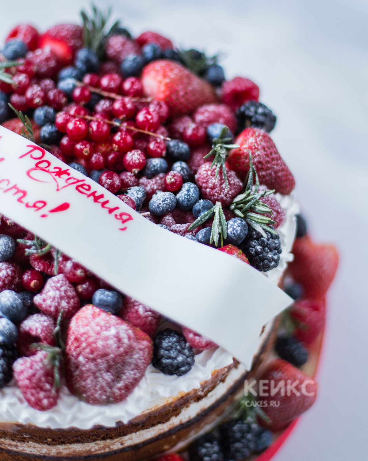 Торт с клубникой и ежевикой