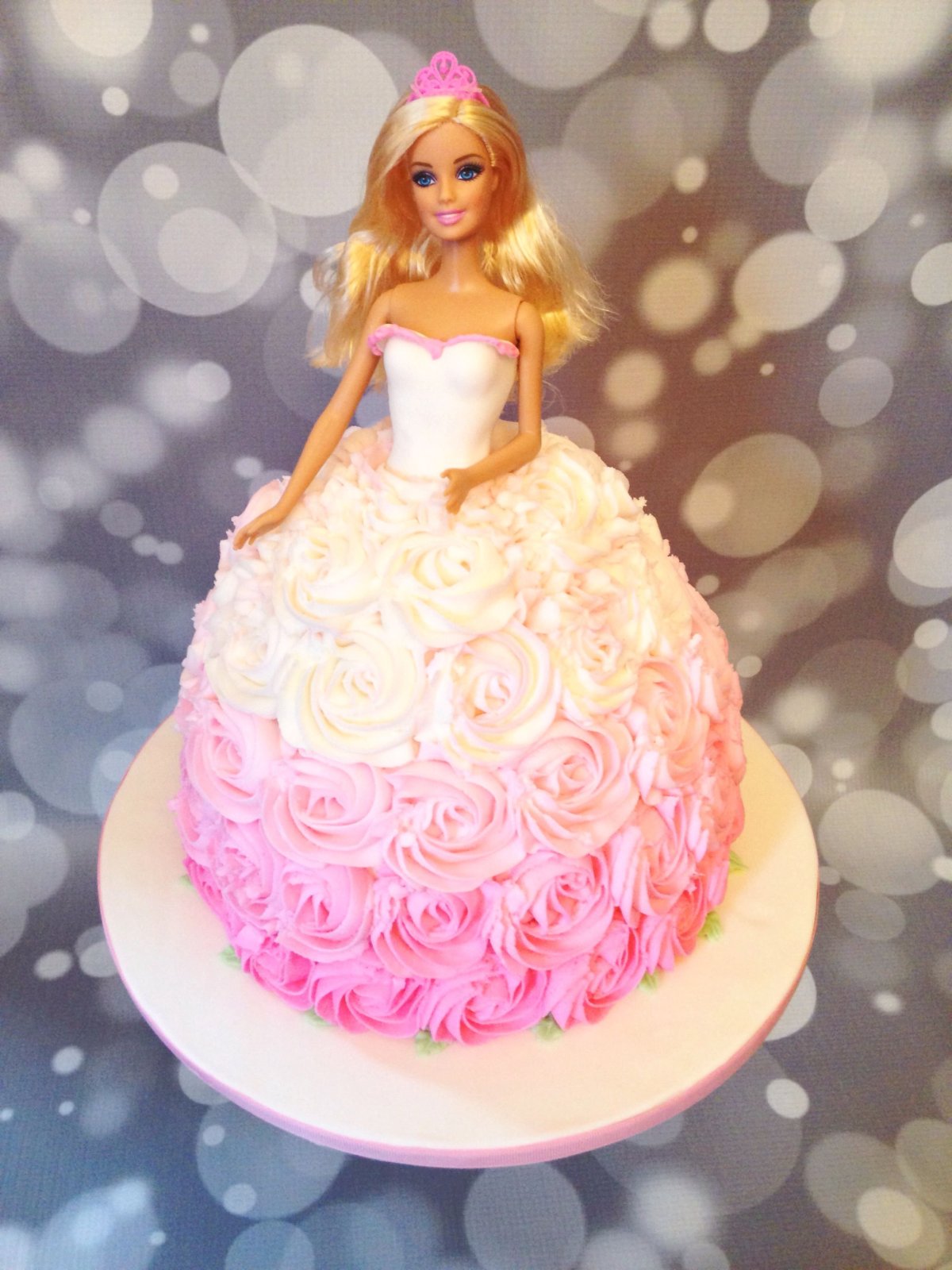 Торт в виде куклы Барби