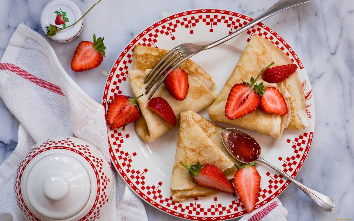 Блины с клубникой