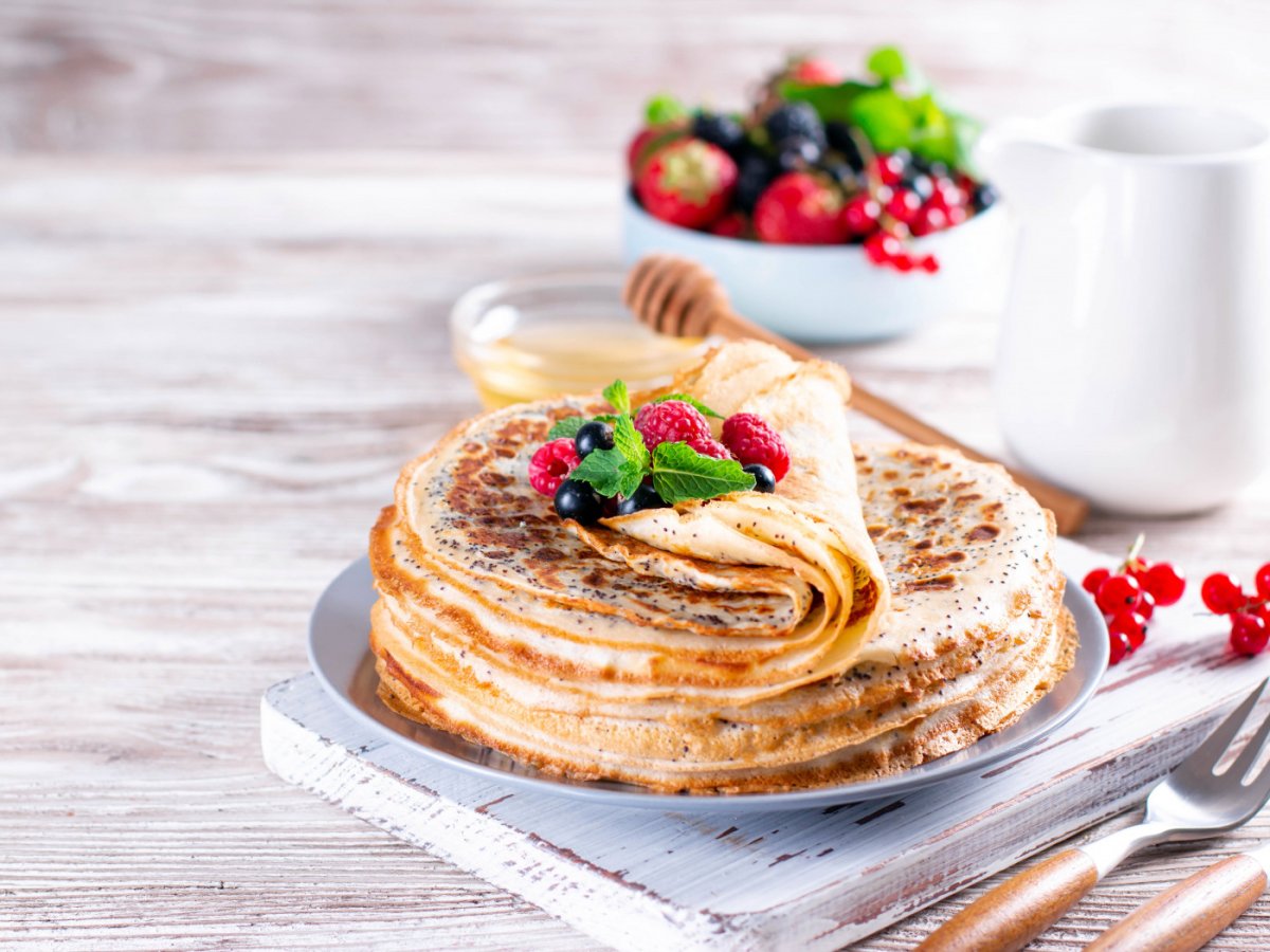 Блины с творогом и клубникой