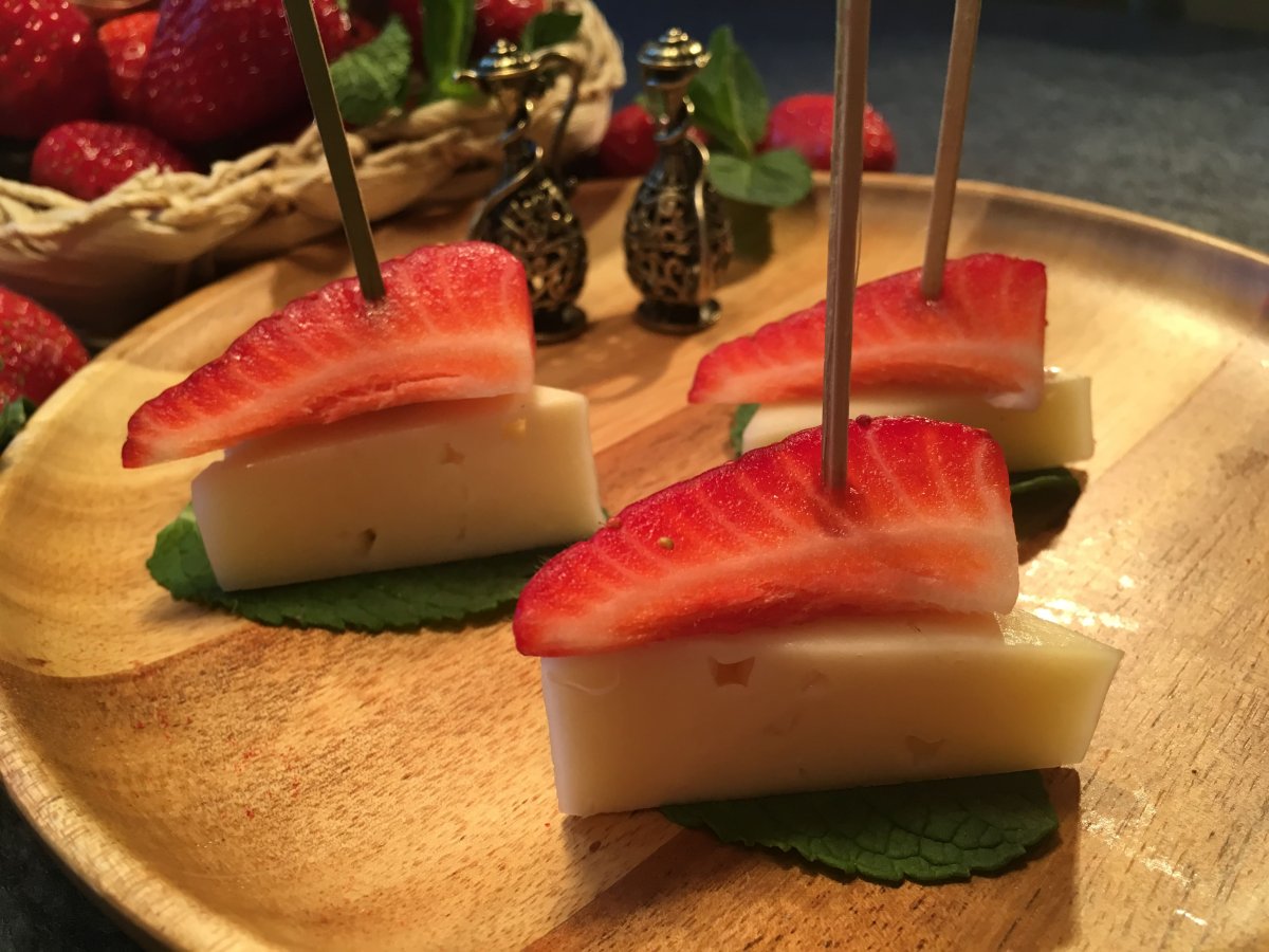 Жареный камамбер с клубникой