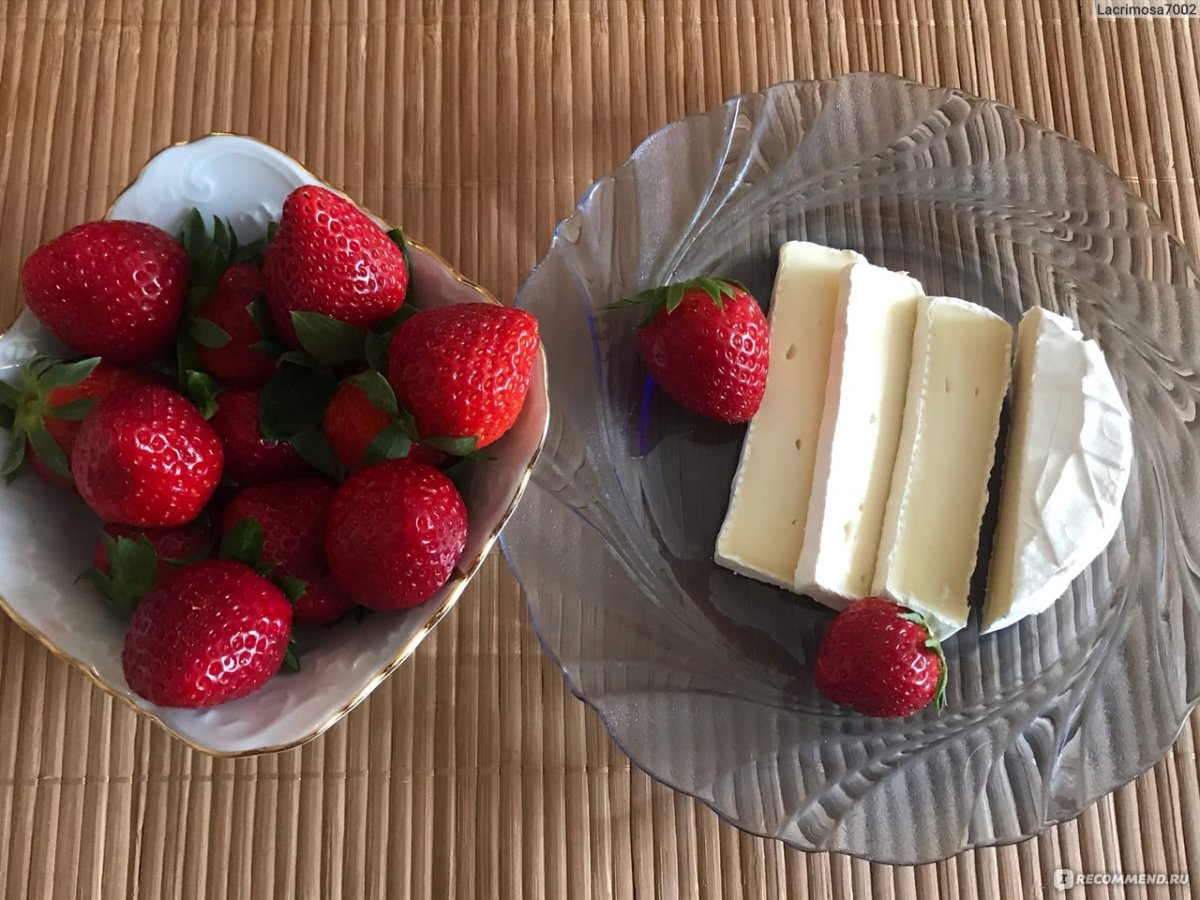 Канапе камамбер с клубникой