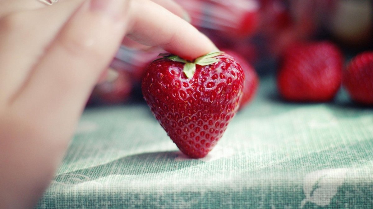 Сердце из клубники на тарелке