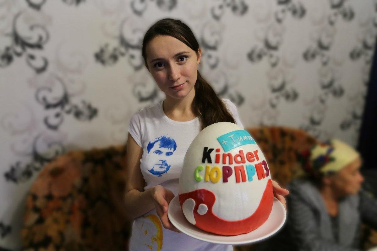 Торт в стиле Киндер сюрприз