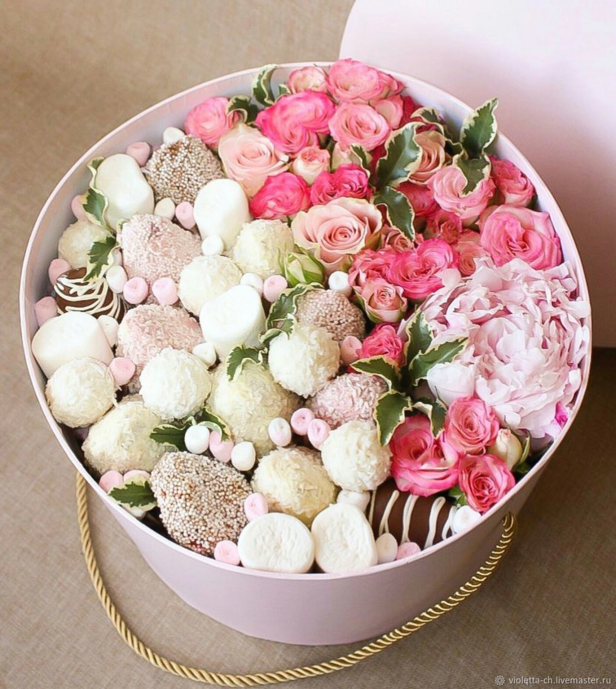 Клубника и цветы в шляпной коробке