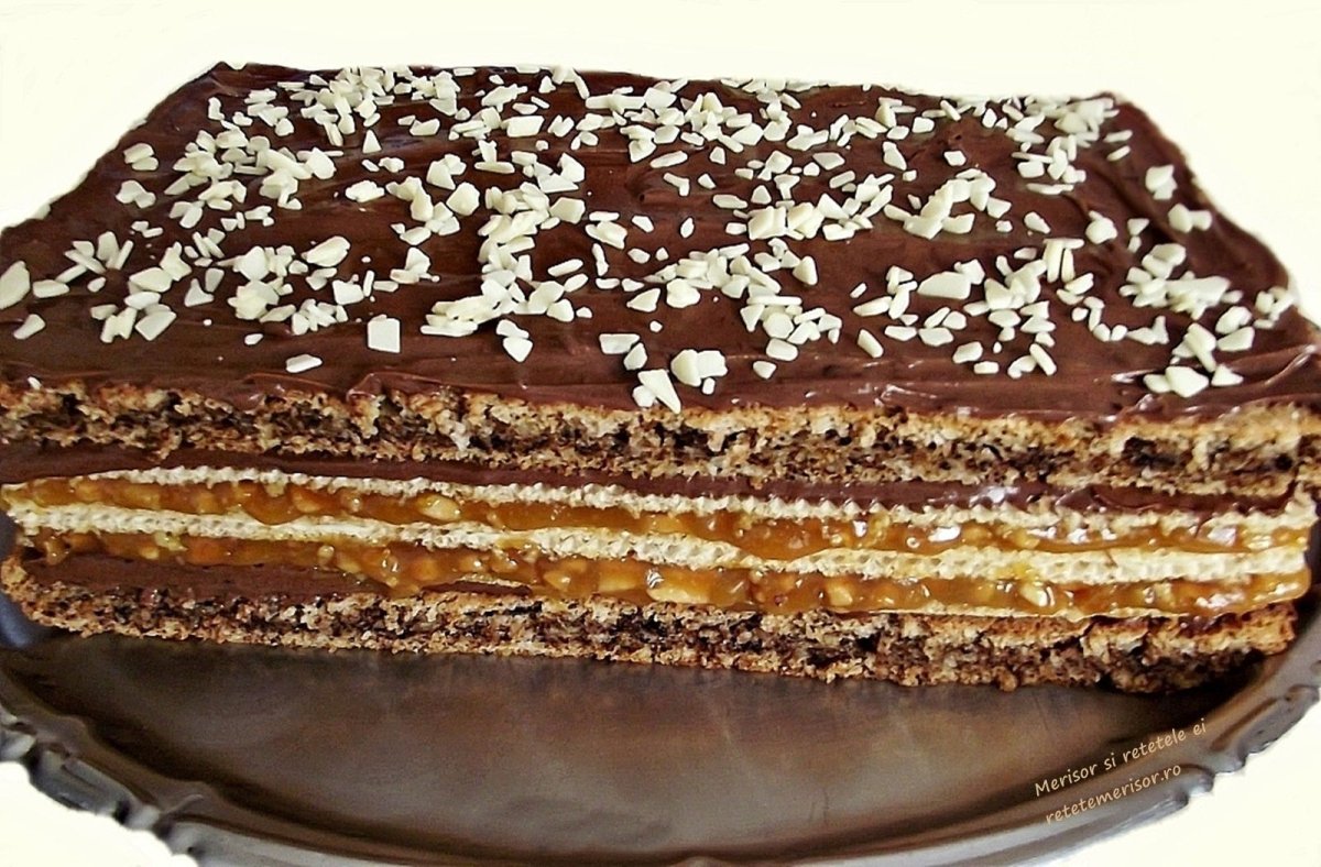 Шоколадный торт с арахисом