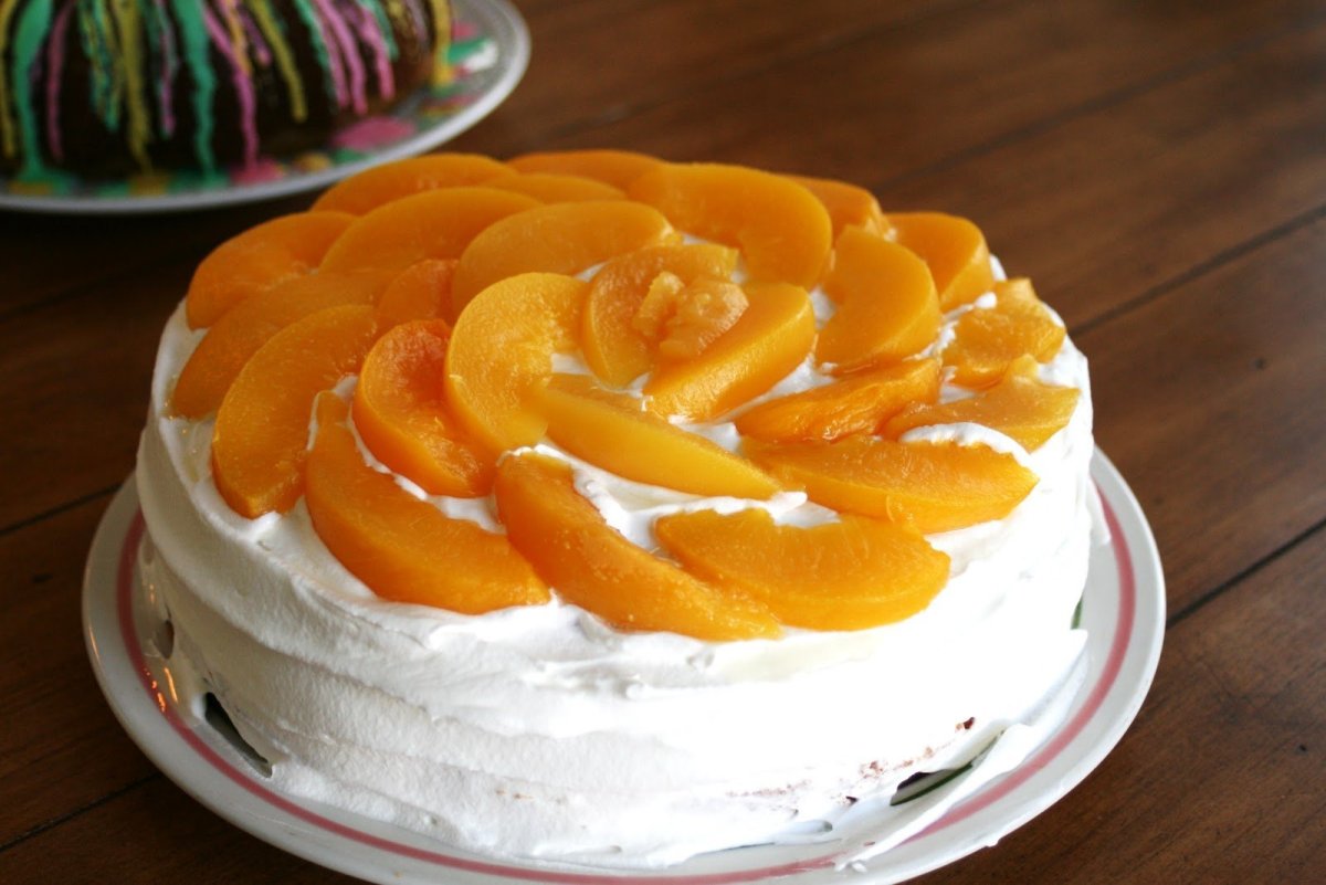 Торт украшенный абрикосами