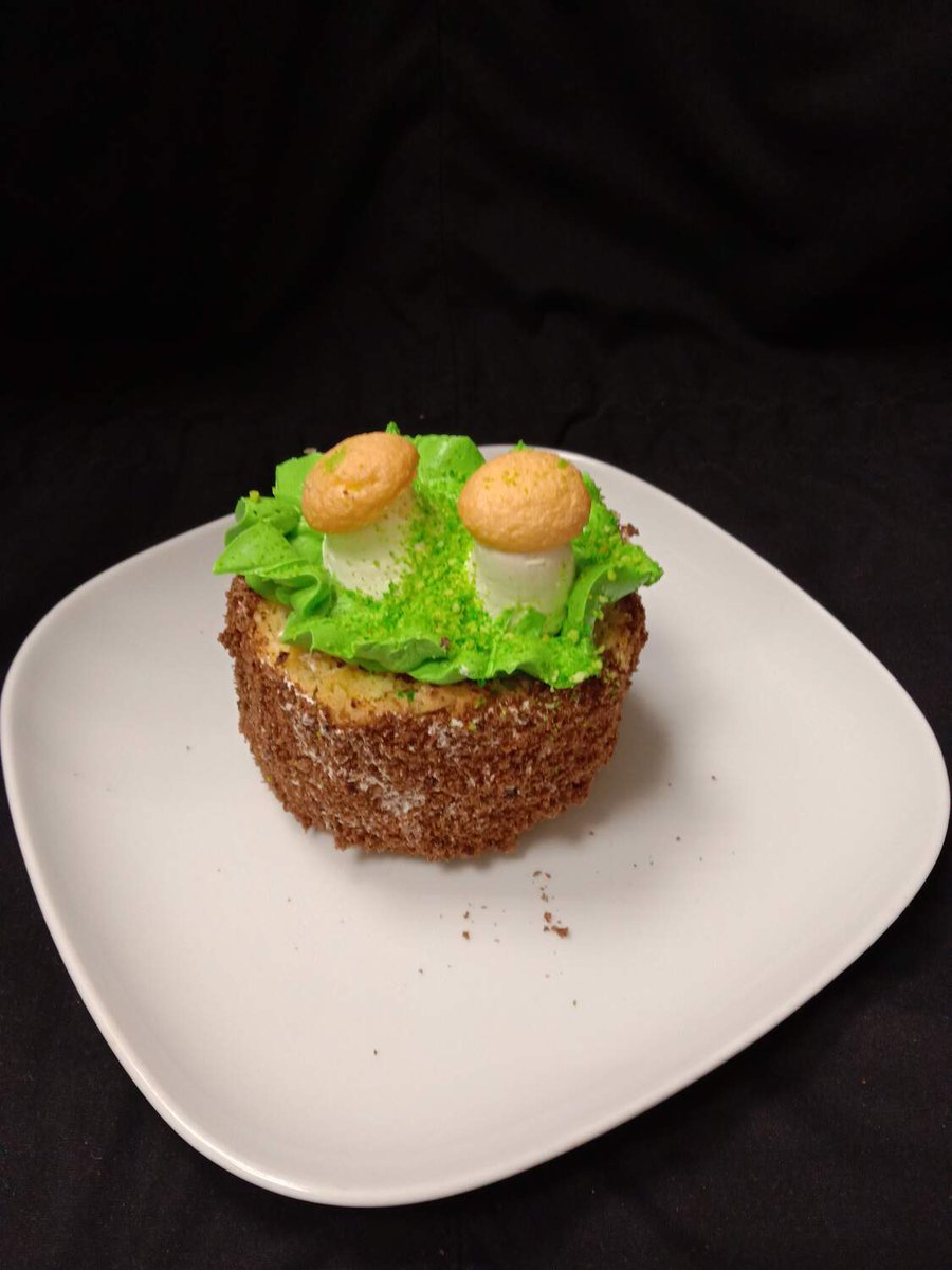 Пирожное пенек с грибочками