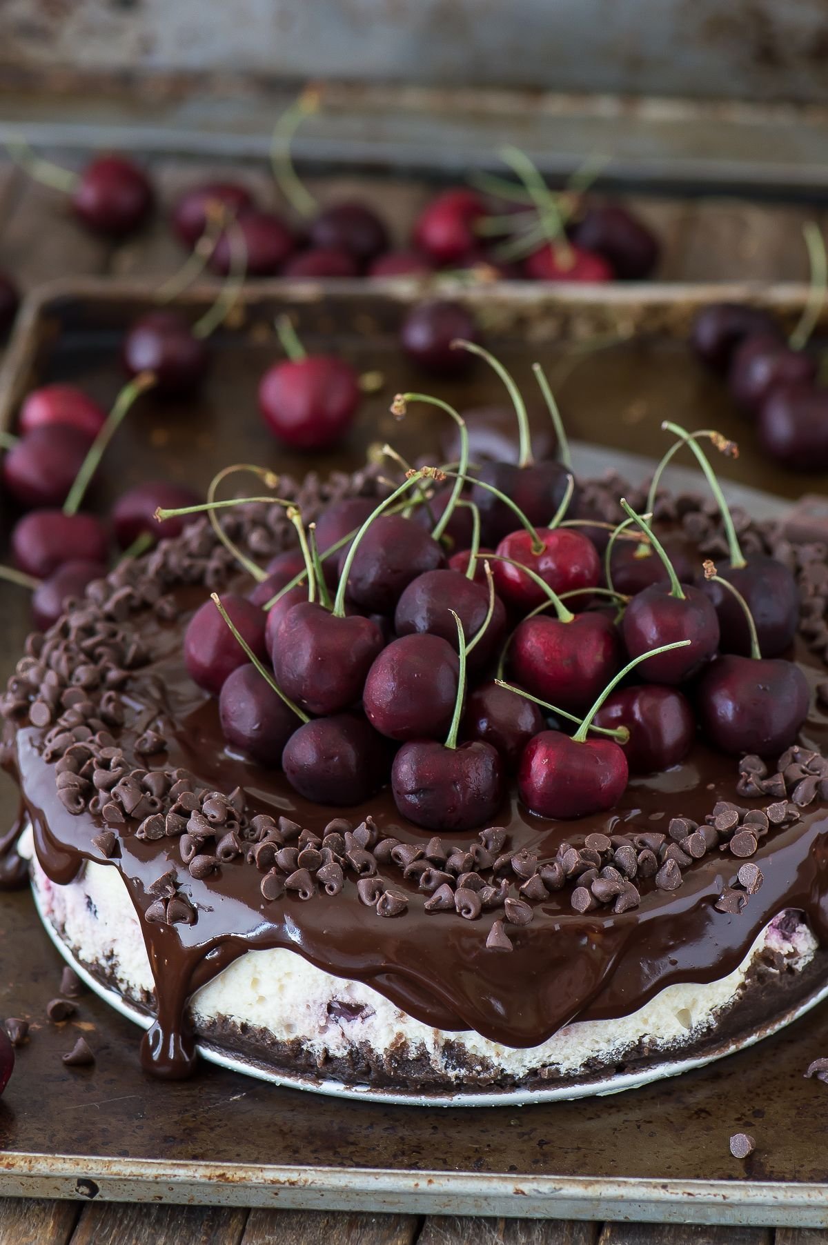 Украшение торта клубникой и черешней