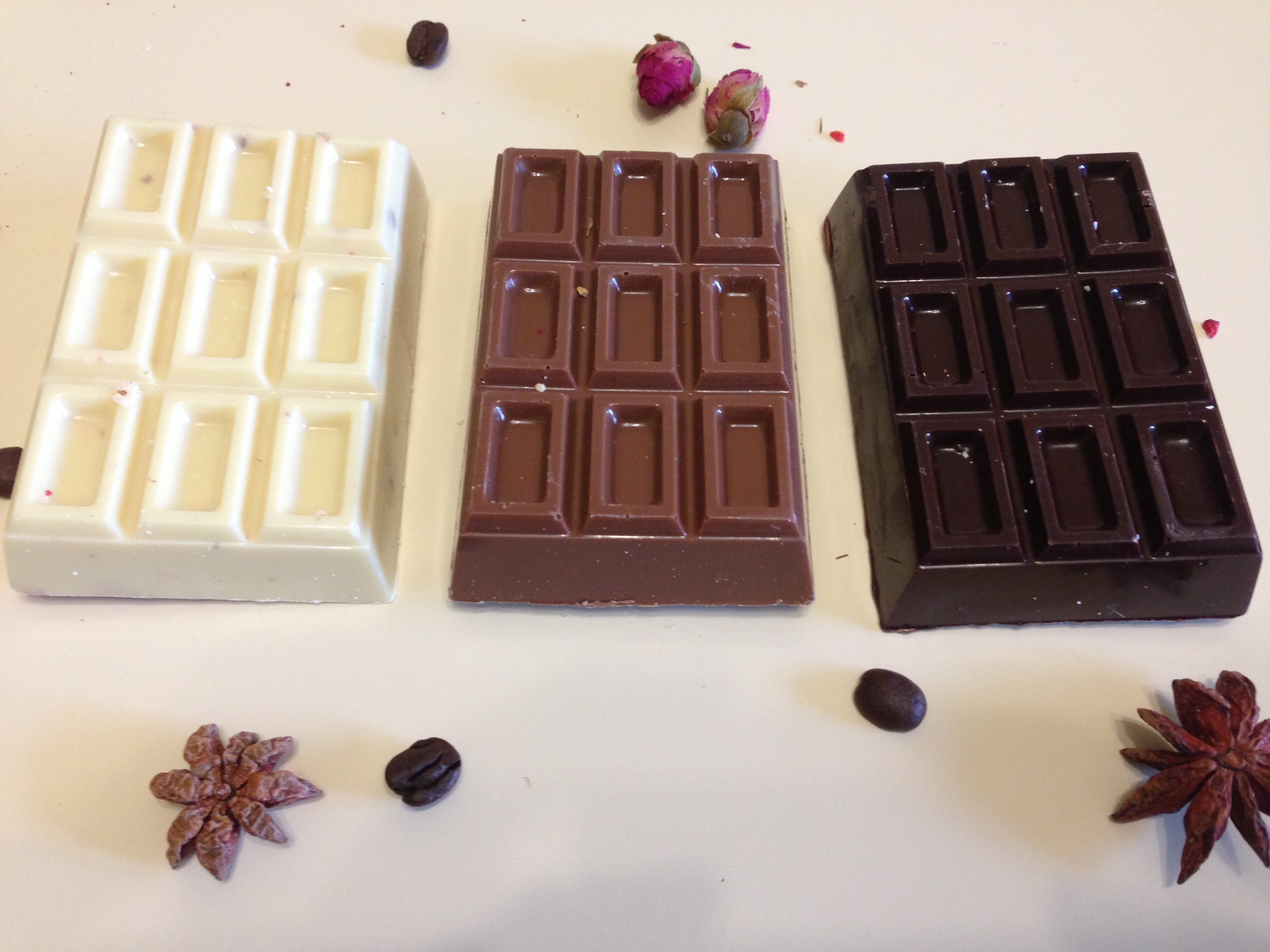 Обычную шоколадку. Шоколад белый молочный темный Горький. Шоколадная плитка. Плиточный шоколад.