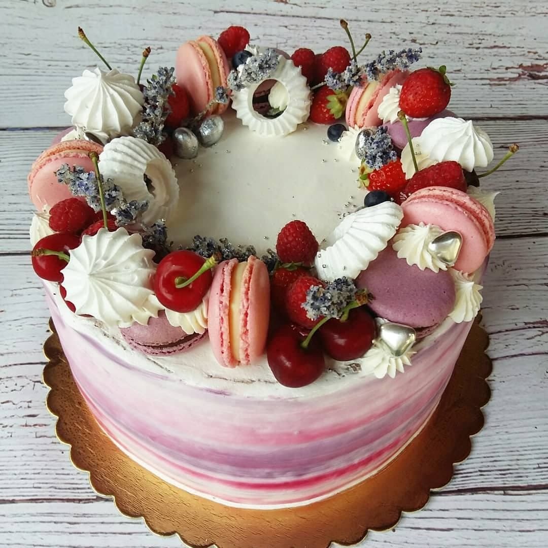 Торт с ягодами и безе